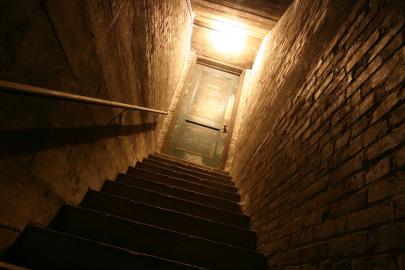 80 yaşındaki adamı 20 yıl boyunca penceresiz bodruma kapattılar