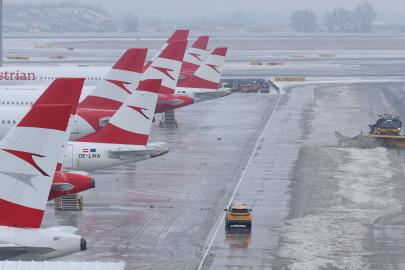 Avrupa'da uçuşlara kar ve buz engeli, Budapeşte, Viyana ve Bratislava'ya uçuşlar aksıyor