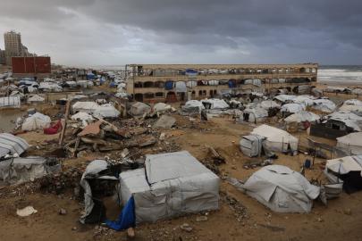 Gazze'de şiddetli soğuk ve fırtına. Deniz taştı, binlerce çadır zarar gördü