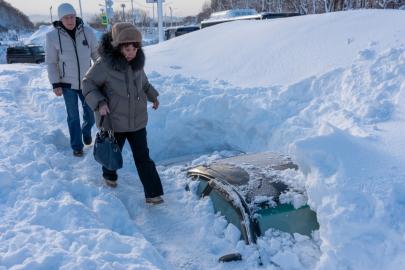 Kar kalınlığı arabaları geçti, Rusya'da son 30 yılın en yoğun kar yağışı yaşandı