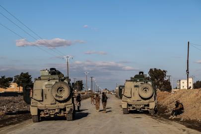 Suriye'deki DAEŞ'li mahkumlar Irak'a nakledilecek