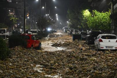 Yunanistan'ı sel ve fırtına vurdu, 2 kişi öldü