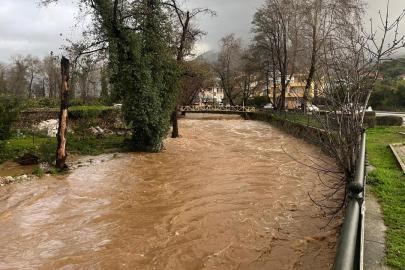Antalya'da sağanak: Evler ve bahçeler su altına kaldı