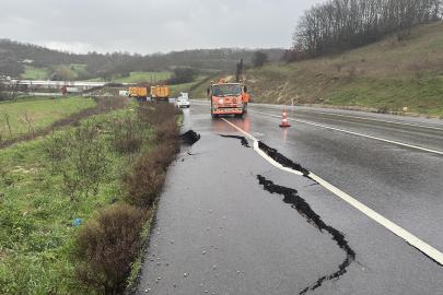 Balıkesir'i sağanak vurdu, yol yarıldı