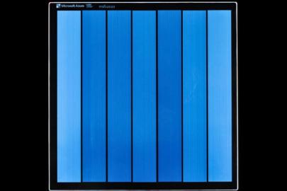 Bu minik cam kare, 2 milyon kitap dolusu veriyi 10.000 yıl boyunca saklayabilir