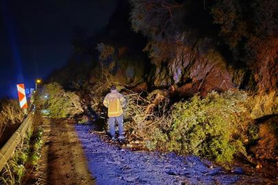 Bursa'da heyelan nedeniyle MudanyaAltıntaş yolu ulaşıma kapandı