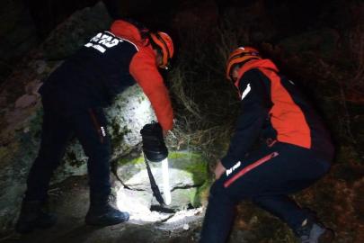 Define bulmak için girdikleri sarnıçta mahsur kaldılar