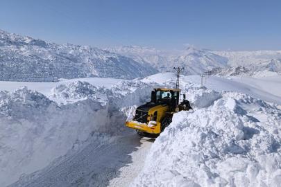 Doğu'da yoğun kar ulaşımı durma noktasına getirdi