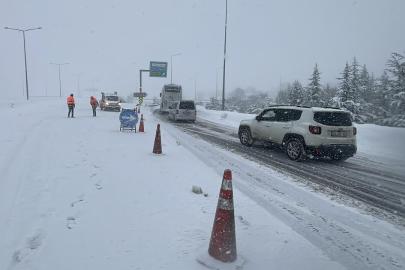 Erciyes Kayak Merkezi yolu yoğun kar yağışı nedeniyle trafiğe kapatıldı