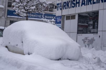 Erzurum'da araçlar kar altında kayboldu
