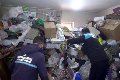 Erzurumda bir evden 25 ton çöp çıkarıldı