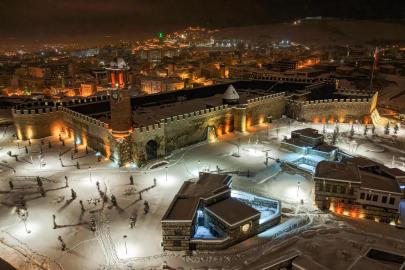 Erzurum'da tarihi yapılar beyaz örtüyle kaplandı