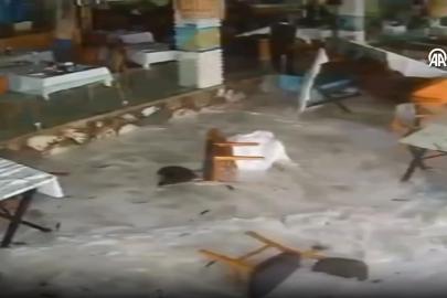Fırtına sahili vurdu: Dev dalgalar restoranı bastı
