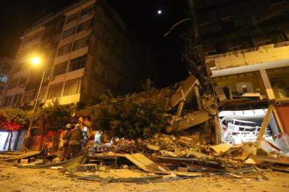 Hatay'da hasarlı bina yıkım esnasında çöktü