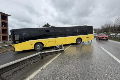 İETT otobüsü yol kenarındaki bariyere böyle çarptı