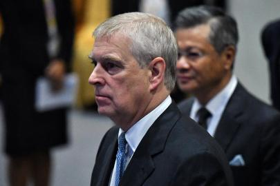 İngiltere hükümeti, eski Prens Andrew'u kraliyet tahtı varisliği sırasından çıkarmayı değerlendiriyor