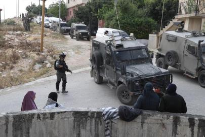 İşgalci İsrail, Batı Şeria'daki Filistinlilerin cuma için Kudüs'e girişini, izinlerine rağmen engelledi