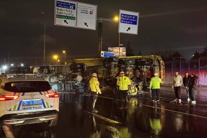 İstanbul'da hafriyat kamyonu bariyere çarparak devrildi: 2 yaralı
