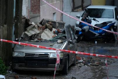 İzmir'de bir binadaki iki balkon otomobilin üzerine çöktü