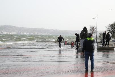 İzmir'de fırtına nedeniyle deniz taştı