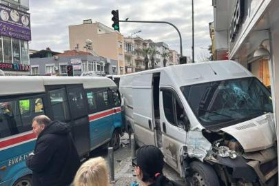 İzmir'de freni patlayan panelvan yayaya çarptı