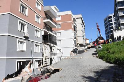 İzmir'de istinat duvarı çöktü: 2 bina ve 6 araç hasar gördü