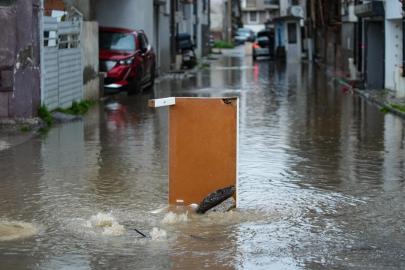 İzmir'de sağanak etkili: Bazı işyerlerini su bastı