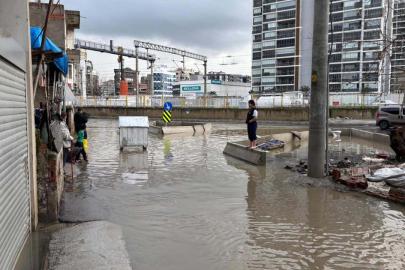 İzmir'de sağanak hayatı olumsuz etkiledi