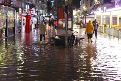 İzmir'de sağanak: İş yerleri ve yollar su altında kaldı