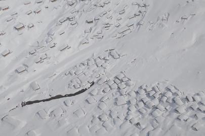 Kar 3 metreyi aştı, evler kayboldu