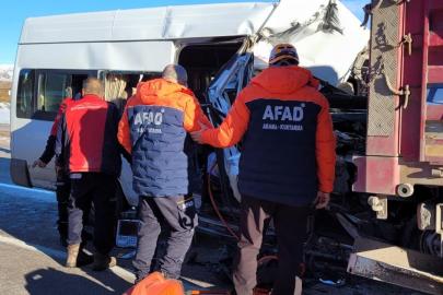 Kayseri'de okul servisinin tırla çarpıştı: 1 ölü, 7 yaralı