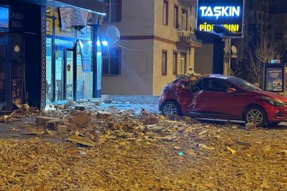 Kayseride şiddetli rüzgar binanın duvarını yıktı