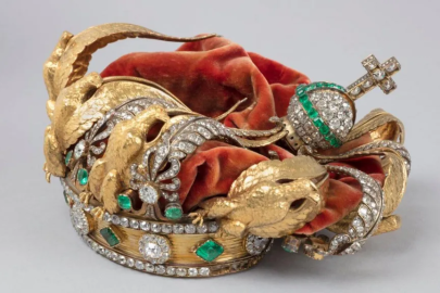 Louvre Müzesi soygunda düşürülen tacı ilk kez paylaştı