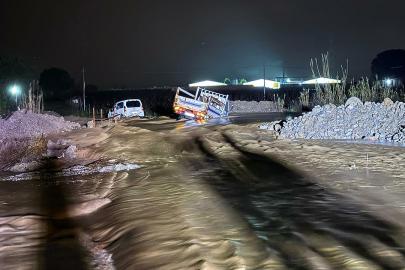 Manisa'da dere taştı, iki araç suda mahsur kaldı