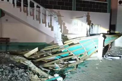 Manisa'yı fırtına vurdu: Minarenin külahı devrildi, çatılar uçtu, ağaçlar devrildi