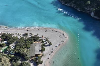 Muğla'da Ölüdeniz turkuaz renge büründü