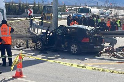 Otomobil bariyerlere saplandı: 2 ölü