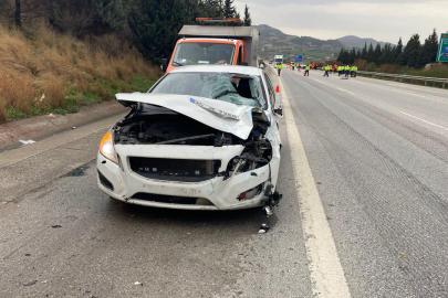 Otoyolda temizlik yapan personellere otomobil çarptı: 1 ölü