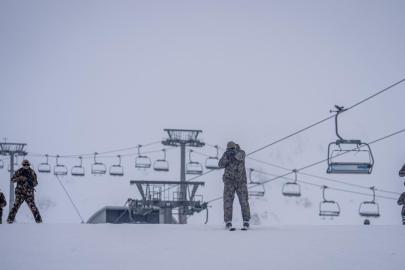 Özel harekat polisleri zorlu kış şartlarında görevlerine hazır