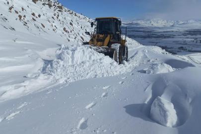 Yoğun kar 77 yolu ulaşıma kapattı