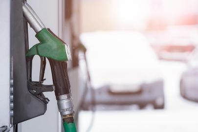 ABD'de ortalama benzin fiyatı 2022'den bu yana ilk kez 4 doların üzerine çıktı