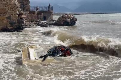 Alanya açıklarında balıkçı teknesi battı: 2 kişi yüzerek kurtuldu