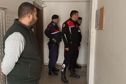 Aydın'da jandarmaya kapıyı açmayan firari hükümlü çilingir yardımıyla yakalandı