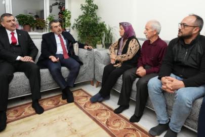 Bakanlar Tekin ve Çiftçi, öldürülen öğretmenin ailesine taziye ziyaretinde bulundu