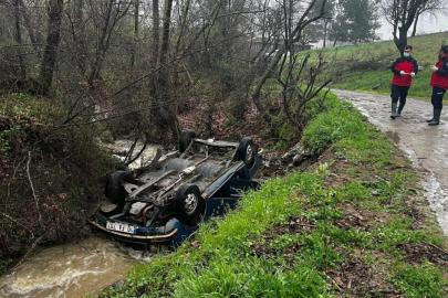 Balıkesir'de dereye devrilen otomobilin yakınında ceset bulundu