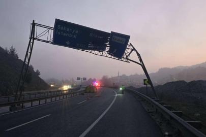 Bilecik'te tır, trafik levhalarına çarptı