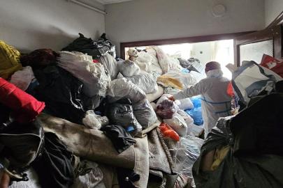 Bursa'da çöp ev temizliği: 4 kamyon tahliye edildi