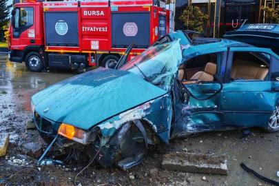 Bursa'da otomobil reklam panosuna çarptı: 1 ölü