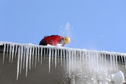 Çatılardaki sarkıtlara karşı buz timi iş başında