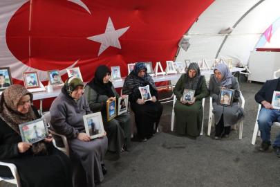 Diyarbakır anneleri bayramda da evlatlarının yolunu gözlüyor